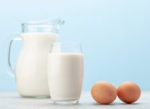 Cum păstrăm corect ouăle și laptele în frigider: greșeli pe care le facem fără să știm