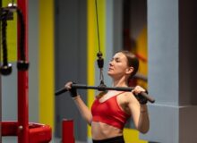 Ce exerciții pentru spate să faci când mergi la sală?