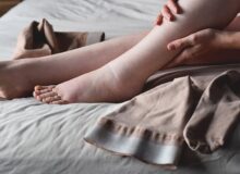 De ce te confrunți cu picioare umflate de la căldură și cum poți preveni acest simptom?