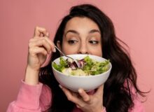 Salata care te îngrașă mai mult decât un burger. Ce să NU pui în ea dacă vrei să slăbești