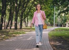 4 metode prin care îți poți transforma plimbarea zilnică într-un antrenament eficient 