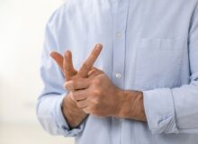 Ce se întâmplă cu mâinile tale dacă îți trosnești degetele? Adevărul din spatele zgomotelor