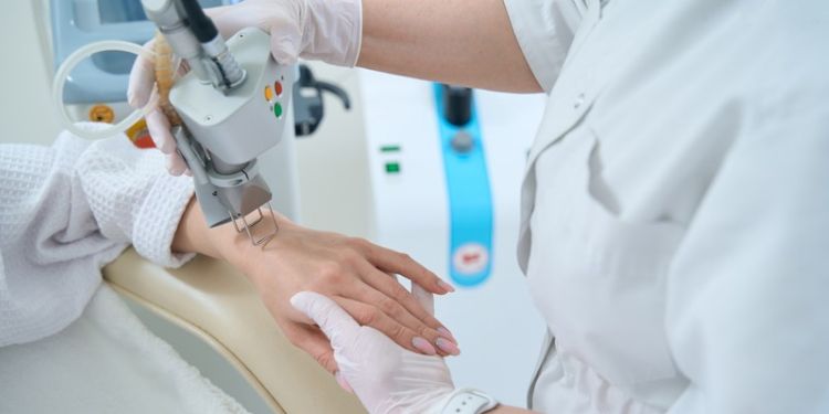 cum deosebim negii de alte tipuri de leziuni cutanate, afectiuni asociate cu negii, tratament pentru negi, terapii naturiste pentru negi, legatura dintre negi si cancer, sfaturi pentru prevenirea negilor,