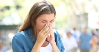 Rinita alergică: ce este, care sunt simptomele și cum se gestionează corect