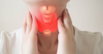 Hipertiroidism. Ce este, cauze, simptome, factori de risc, diagnostic (analize necesare), tratament, complicații