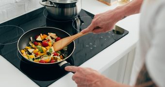 „Hrana vie” vs. hrana preparata termic