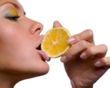 10 motive pentru care apa cu lamaie este buna pentru sanatate
