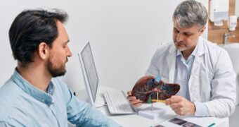 Ce distruge ficatul în timp: cauze frecvente, obiceiuri nocive și semnale de alarmă