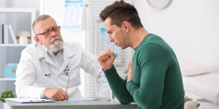 cum sa deosebiti o alergie de raceala, ce este rinita alergica, cum se manifesta infectia virala, culoarea secretiilor nazale si diagnosticul de raceala, alergie sau raceala cand este necesara evaluarea medicala,