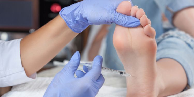 injectiile cu toxina botulinica, piatra de alaun si alte remedii naturale pentru transpiratia picioarelor, sfaturi pentru a preveni transpirația picioarelor,