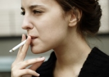 Femeile tinere care fumeaza mult, risc de cancer mamar
