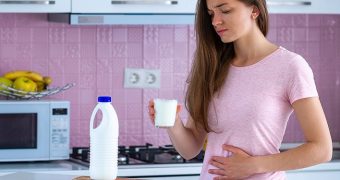 Va simtiti balonat si aveti dureri abdominale? Poate fi intoleranta la lactoza