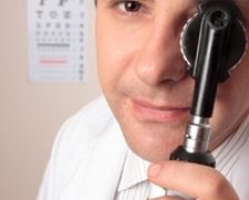 Ce complicatii oculare poate produce poliartrita reumatoida?