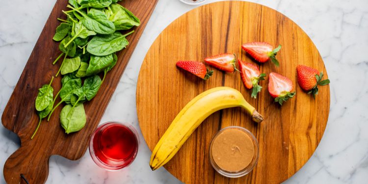 retete de smoothie-uri verzi, smoothie-uri verzi usor de facut, capsuni, banana, spanac,