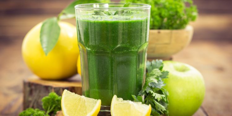 retete de smoothie-uri verzi, smoothie-uri verzi usor de facut, de ce sa bem smoothie-uri verzi, beneficii smoothie-uri verzi, retete smoothie, kale si mar,