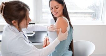 Sunt gravidă. Mă vaccinez contra gripei?