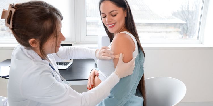 Sunt gravidă. Mă vaccinez contra gripei?
