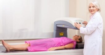 Osteodensiometria (DEXA): ce este, ce rol are, când se recomandă