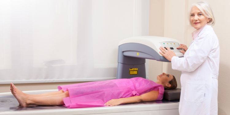 Osteodensiometria (DEXA): ce este, ce rol are, când se recomandă