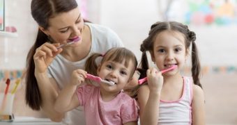 Igienizarea dintilor temporari. De cate ori trebuie sa se spele pe dinti un copil?