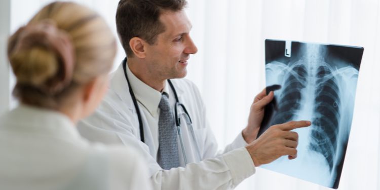 ce simptome apar in BPOC, cum se stabileste diagnosticul de BPOC, factori de risc pentru BPOC, care sunt alternativele de tratament pentru BPOC, reabilitarea pulmonara a pacientului cu BPOC, 