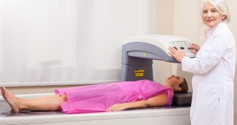 DEXA: testul imagistic pentru diagnosticarea osteoporozei
