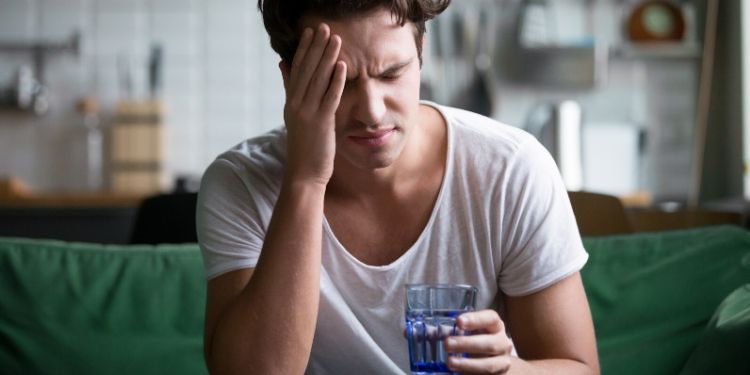 Durerea de cap, simptom al afecţiunilor colonului