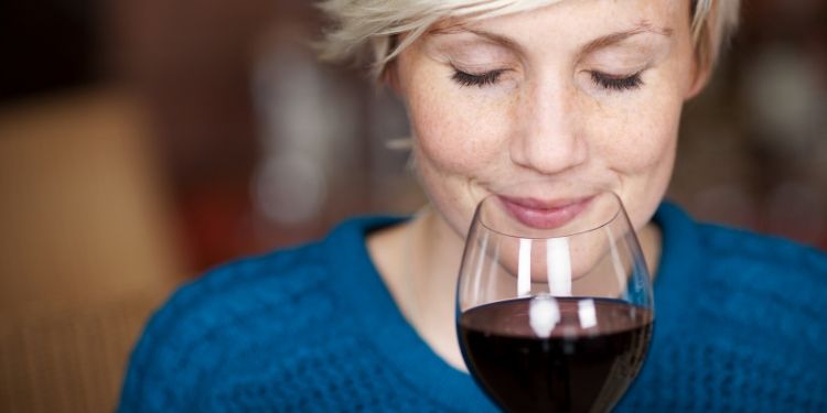 Consumat cu moderaţie, vinul reduce riscul de osteoporoză