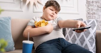 Părinţii pot ajuta la prevenirea obezităţii în cazul copiilor