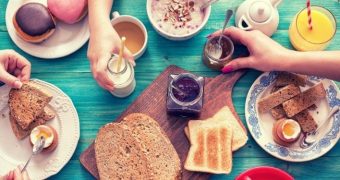 Consumul unui mic dejun consistent poate preveni obezitatea și creșterea glicemiei