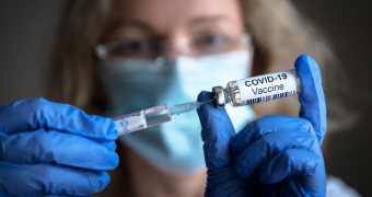 Ce ştim despre reacţiile adverse ale vaccinului anti-COVID-19