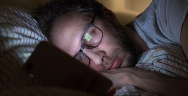 Legătura dintre miopie şi insomnie