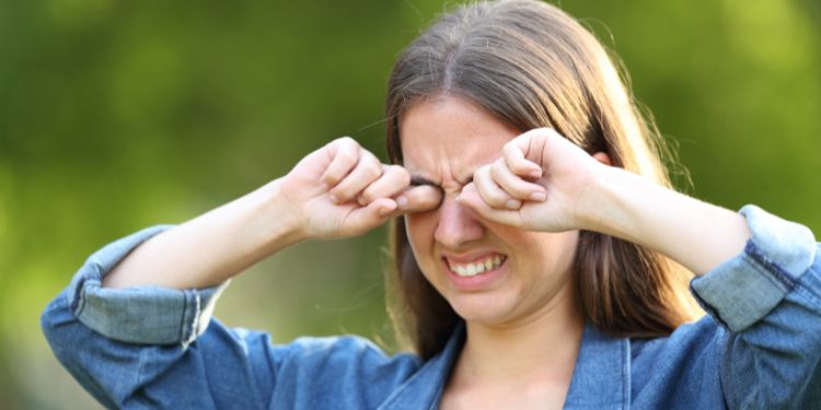 alergie oculara, ce este o alergie oculara, alergie oculara simptome, ce solutii exista pentru alergie oculara, alergie oculara principalii alergeni, alergie oculara sau conjunctivita, alergie oculara diagnostic si tratament, lentilele de contact si alergiile oculare, alergie oculara ce sa nu faceti cand va mananca sau ustura ochii, alergia oculara afecteaza vederea, complicatiile unei alergii oculare, sfaturi alergie oculara, 