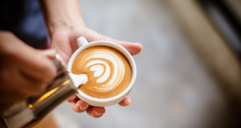 Un strop de lapte în cafea vă poate schimba viața!