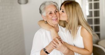 Cum puteți să fiţi alături de o persoană cu Alzheimer