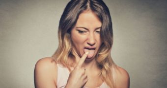Gust metalic în gură? Aflați care ar putea fi cauzele
