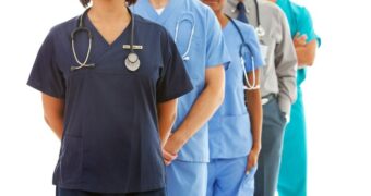 Uniforme medicale pentru diverse specializări – criterii de alegere