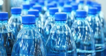 Cât plastic conține, de fapt, apa îmbuteliată și cum ne afectează