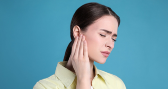 Durere de ureche – cauze, afecțiuni asociate și tratament
