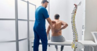 Spondiloza toracală. Simptomatologie și management