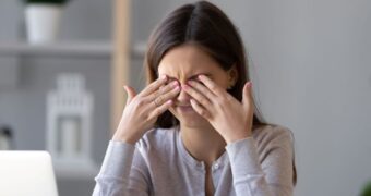 (P) Ochi uscați, deshidratați și obosiți: cum să-i revitalizaţi rapid