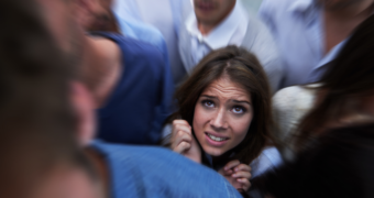 Agorafobie: ce este, cum se manifestă? Soluții de tratament și management