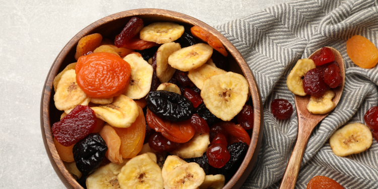 constipatie, fibre, fructe uscate, beneficii consum de fructe uscate, miscare intestinala, tranzit intestinal, sindromul colonului iritabil, prune uscate, constipatie cronica, sorbitol, efecte adverse,