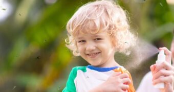 (P) Înţepătura de ţânţar la copii: ce trebuie să ştiţi şi cum să acţionaţi corect