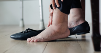 Vă confruntați cu picioare umflate? Iată ce ceaiuri vă pot ajuta