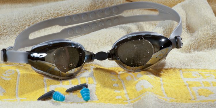 protejarea ochilor la piscina si mare, picaturi speciale pentru ochi dupa piscina sau mare, cum curatati corect ochii dupa inot, de ce este importanta hidratarea oculara, de ce ochii au nevoie de ingrijire dupa piscina sau mare, clorul si sarea efecte asupra ochilor,