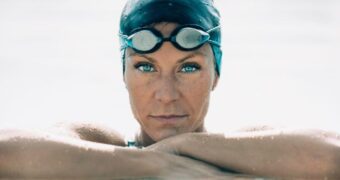 Îngrijirea ochilor după piscină sau mare: curățare și picături speciale