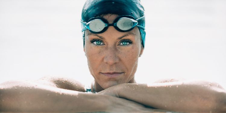 Îngrijirea ochilor după piscină sau mare: curățare și picături speciale