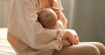 Alăptarea ar putea reduce riscul de pubertate precoce