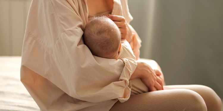Alăptarea ar putea reduce riscul de pubertate precoce